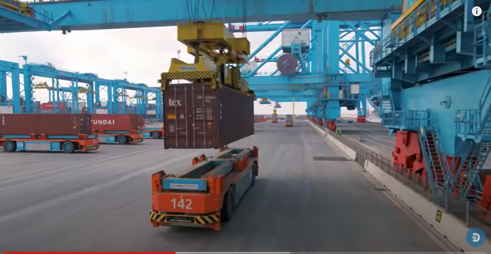 Роботы-контейнеровозы в морском порту